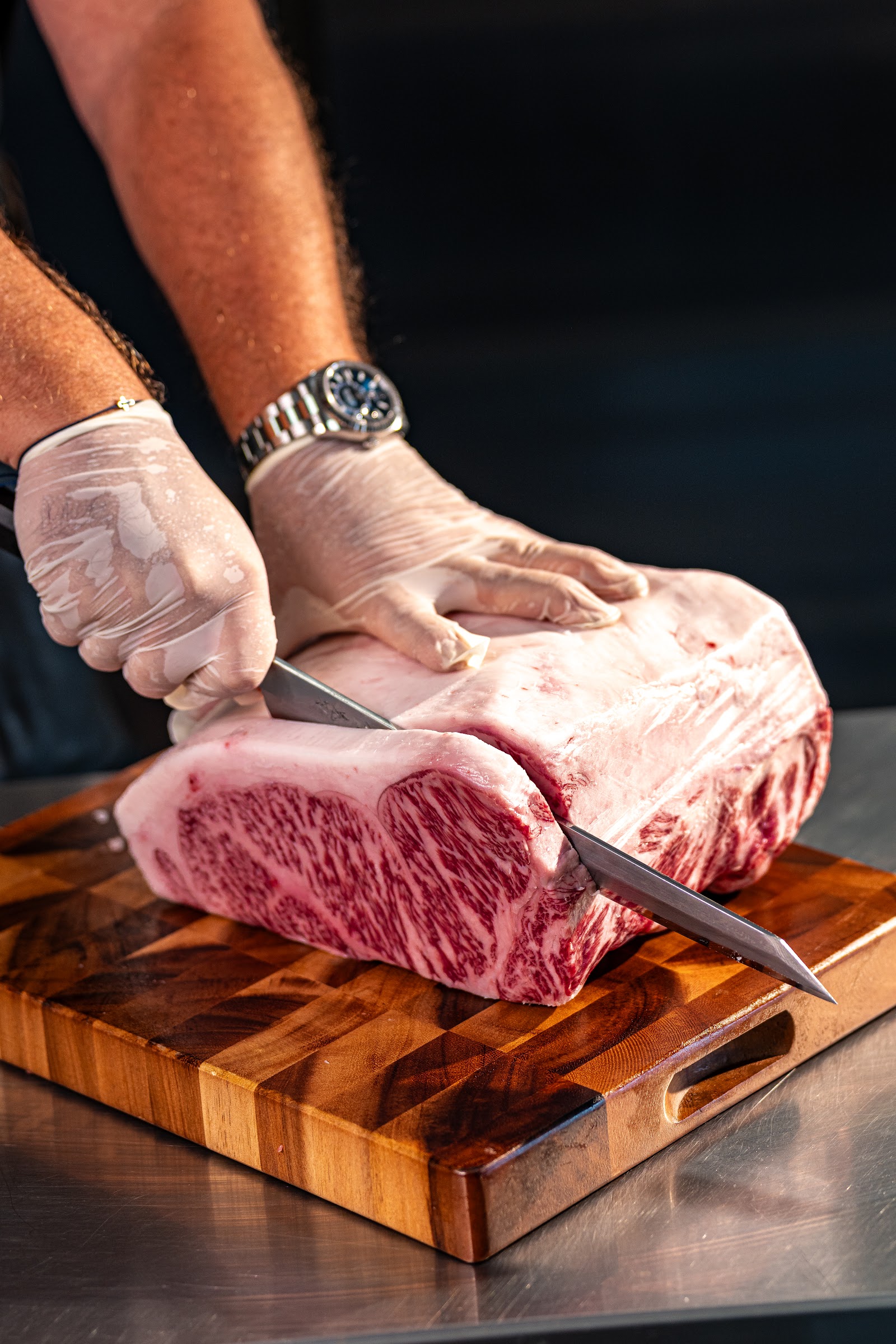 Wagyu darabolása kézzel