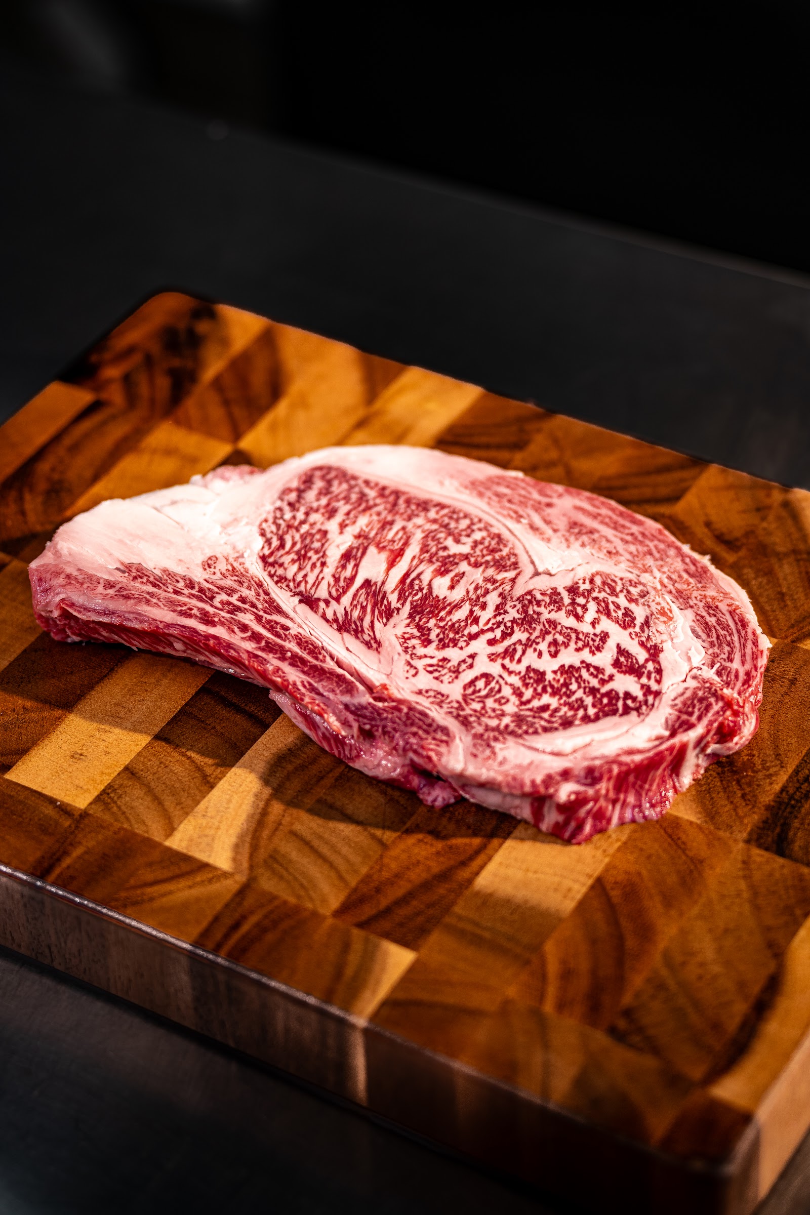 Egész wagyu rib-eye vágódeszkán