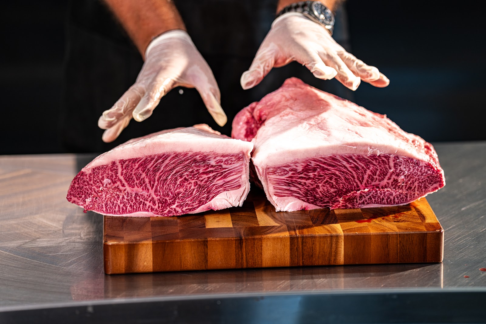 Wagyu blokkok válogatása kézzel